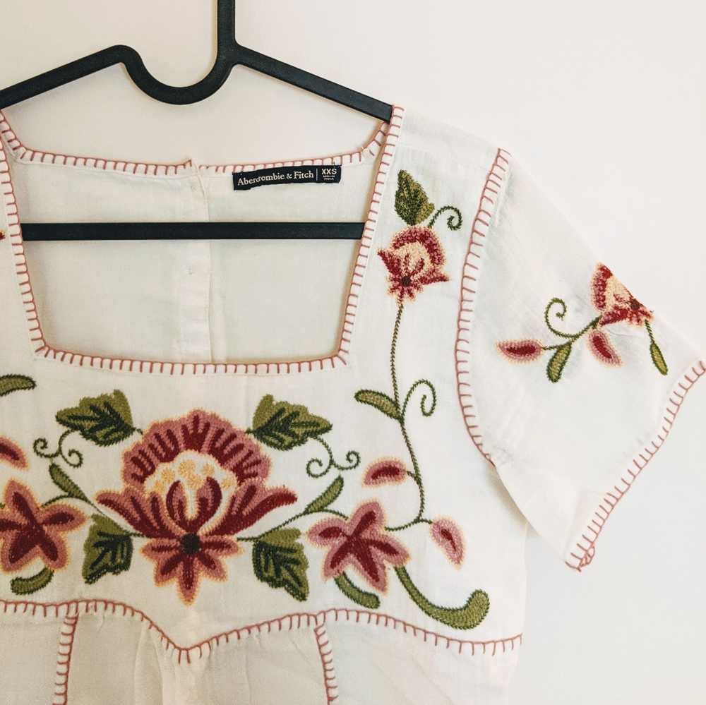 🌟2 FOR $15🌟 A&F | Floral Embroidered Top | Size XXS (fits Size S)